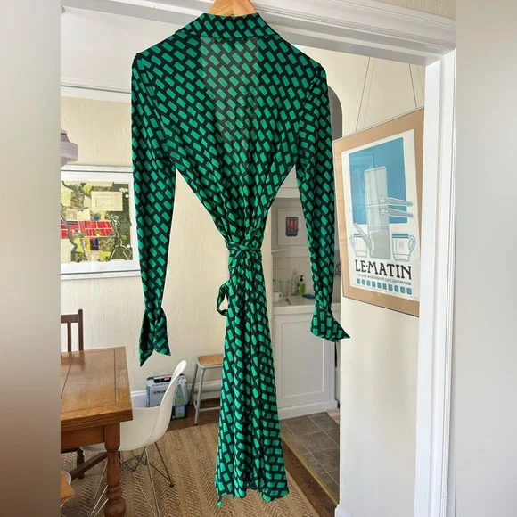 Diane Von Furstenberg Vintage Jeanne Silk Wrap Dress, Size 8 - Picture 2 of 5